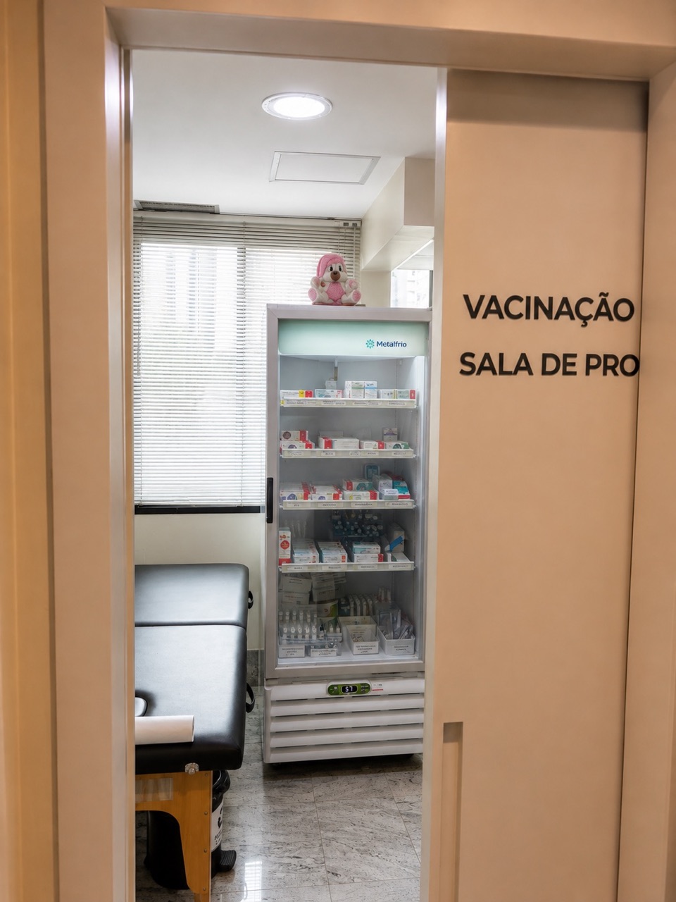 Entrada da sala de vacinação da Clínica Pitchon